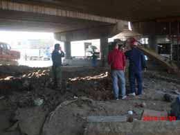 青島汽車北站紅路燈橋底挖掘機(jī)吊裝現(xiàn)場(chǎng)