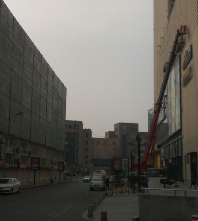 75噸吊車出租助力書院路奧克斯廣場(chǎng)廣告牌安裝現(xiàn)場(chǎng)